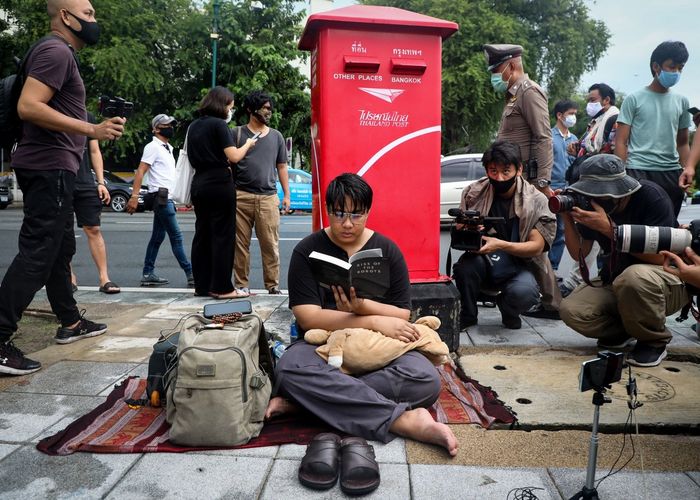 'เยาวชน' ปักหลัก 'อดข้าว' ติง 'อดีตรองโฆษก ทบ.' ดูถูกประชาชน