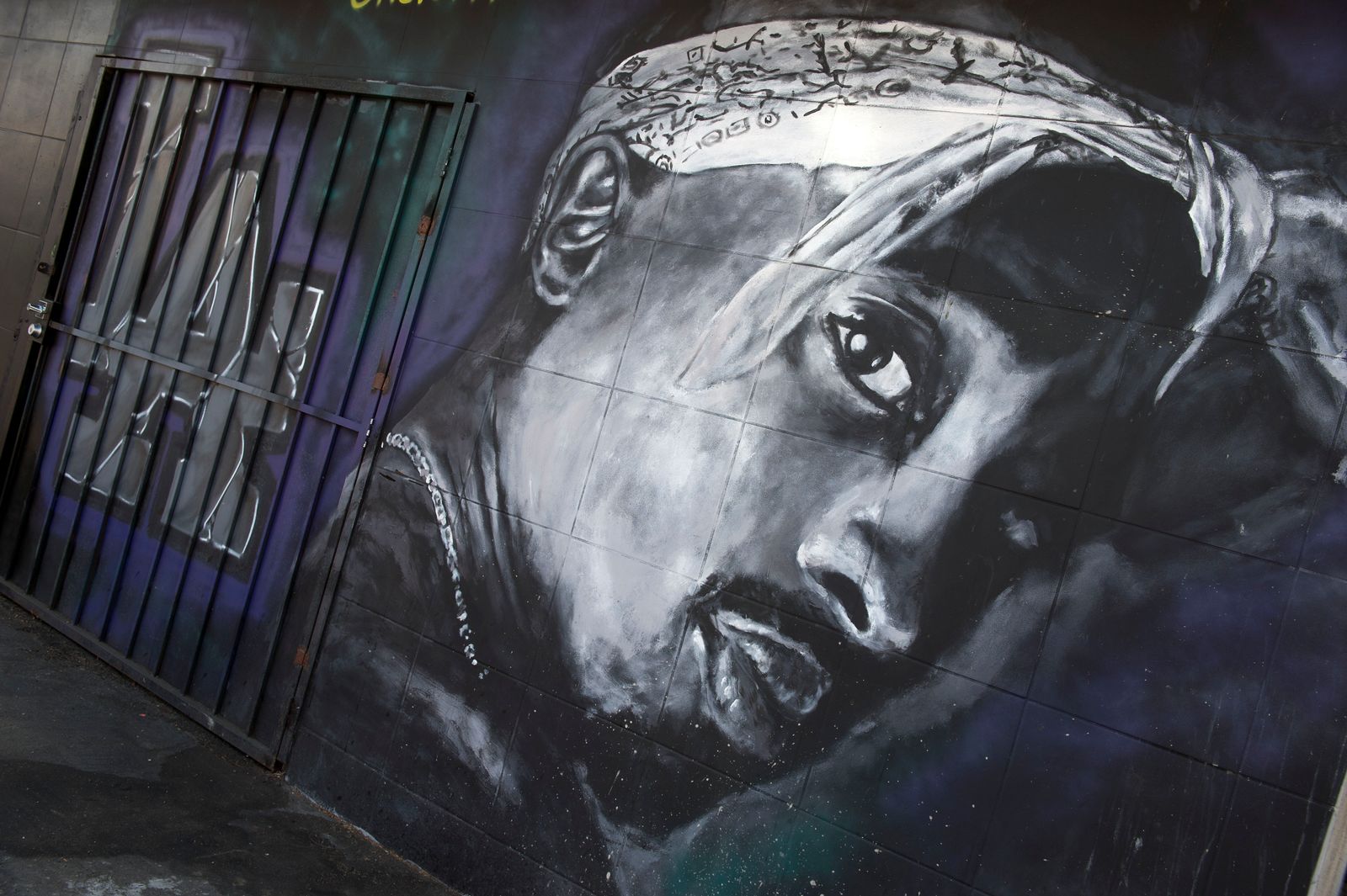 2Pac - AFP