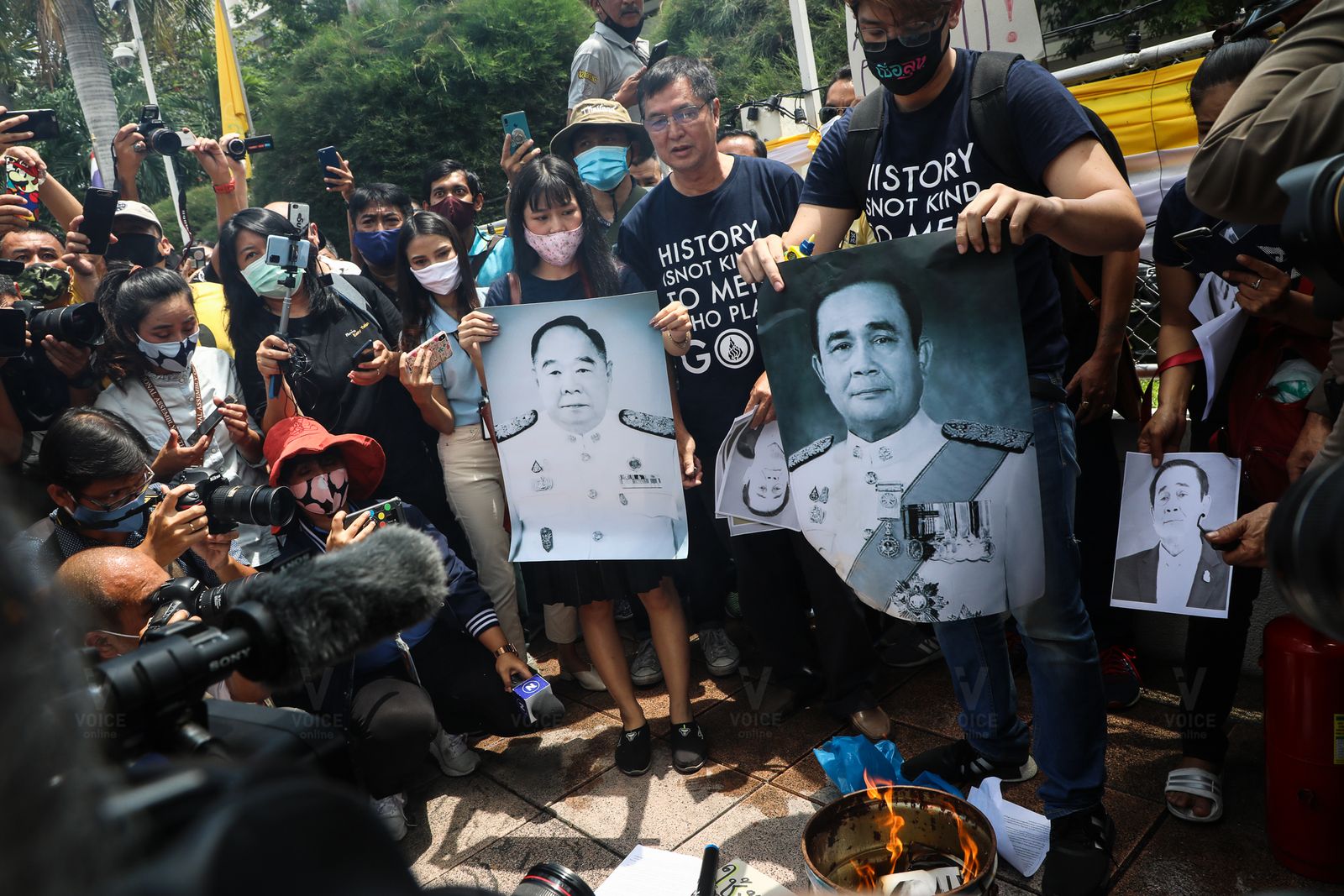 เผารูปประยุทธ์ ประวิตร