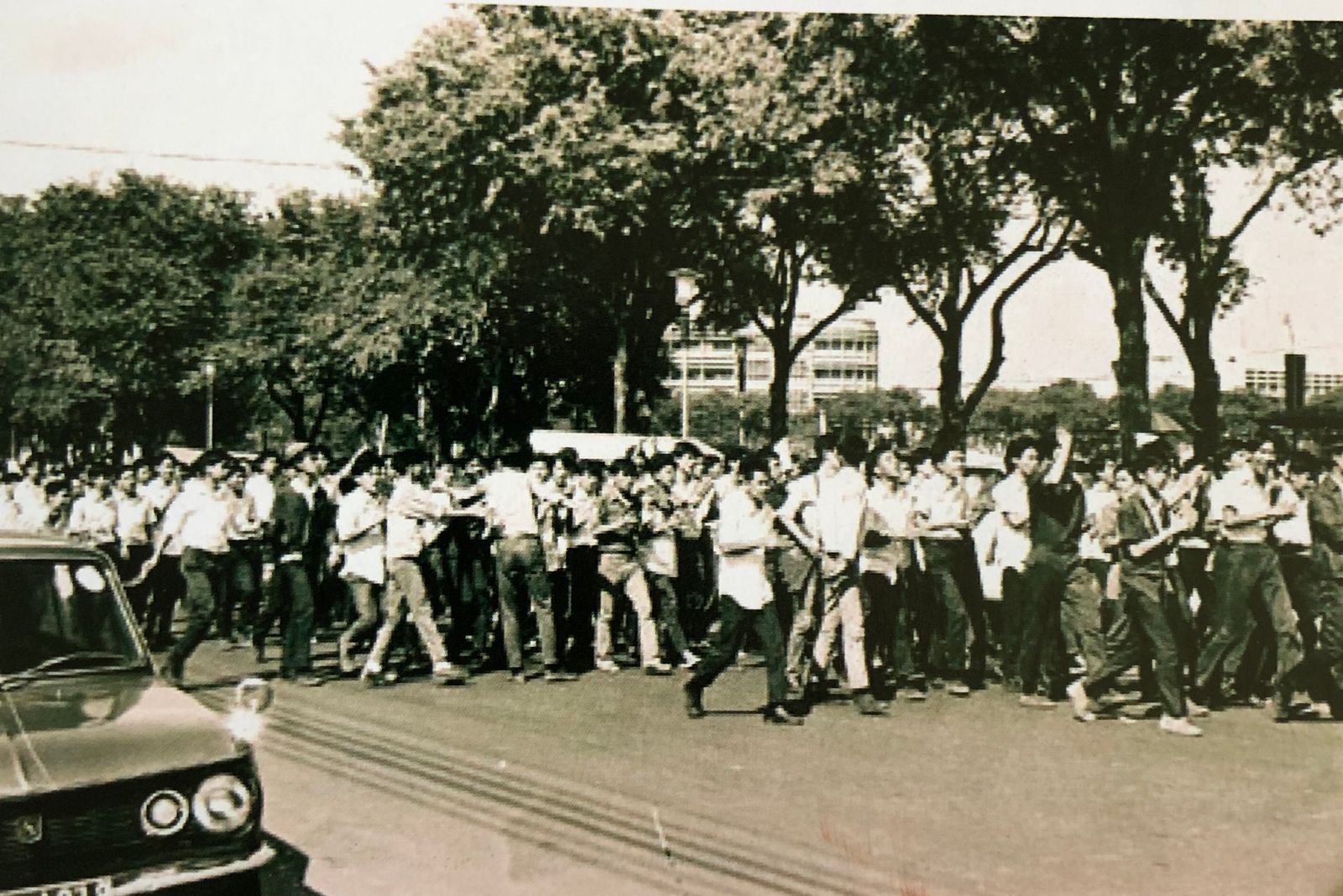 รัฐธรรมนูญ   นักศึกษา ชุมนุม 14 ตุลาคม 2516  : หนังสือย้ำยุครุกสมัย เฉลิมฉลอง 40 ปี 14 ตุลา -18CF-4BE 45-0EAB-4DCC-8C95-23F83333B53D.jpeg