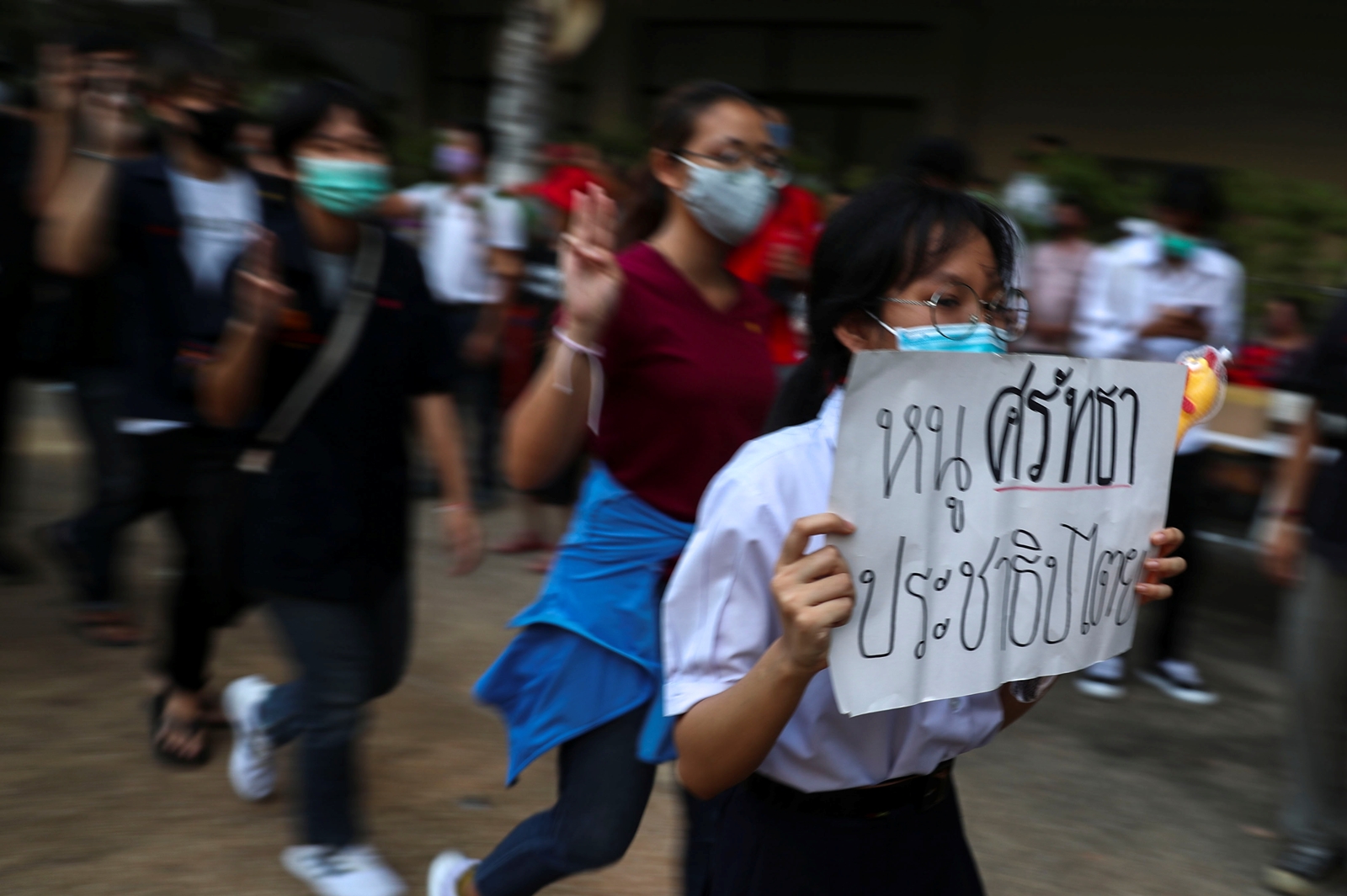 REUTERS-เยาวชนปลดแอก วิ่งแฮมทาโร่ หนูศรัทธาประชาธิปไตย.JPG