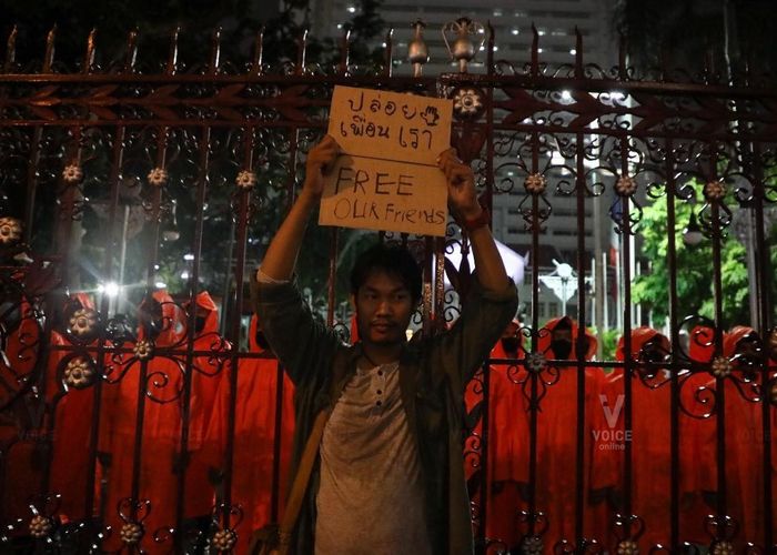 'เพนกวิน'นำมวลชนบี้ ตร.'ปล่อยเพื่อนเรา' - ฝนตกไม่หยุดหวั่นหมดแรง-ยุติชุมนุม นัดเจอ 14 ต.ค.