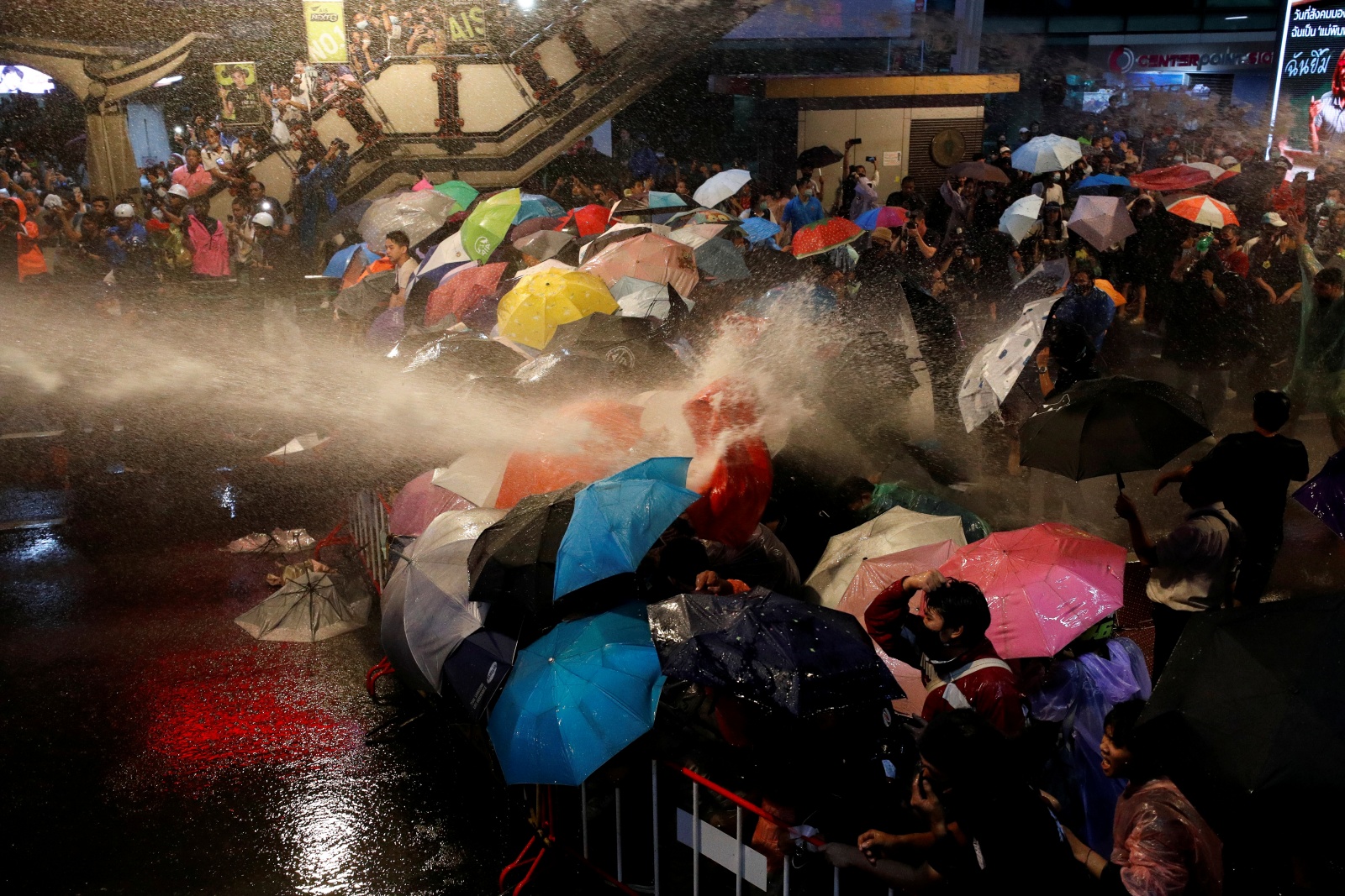 REUTERS-ม็อบ16ตุลา 16ตุลาไปแยกปทุมวัน รถฉีดน้ำแรงดันสูง สลายชุมนุม ร่ม-Jorge Silva