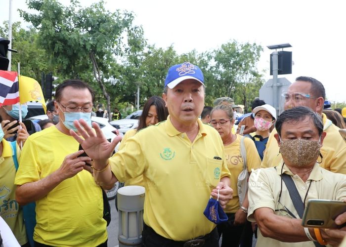 'หมอเหรียญทอง' นัดเสื้อเหลืองแสดงพลังปกป้องสถาบัน ตะโกนพร้อมกัน "ลุงตู่สู้ๆ"