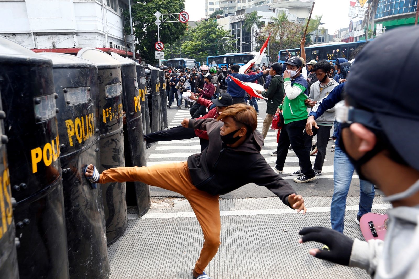 ประท้วงอินโดนีเซียต่อต้านกฎหมายปฏิรูปแรงงาน-2.JPG