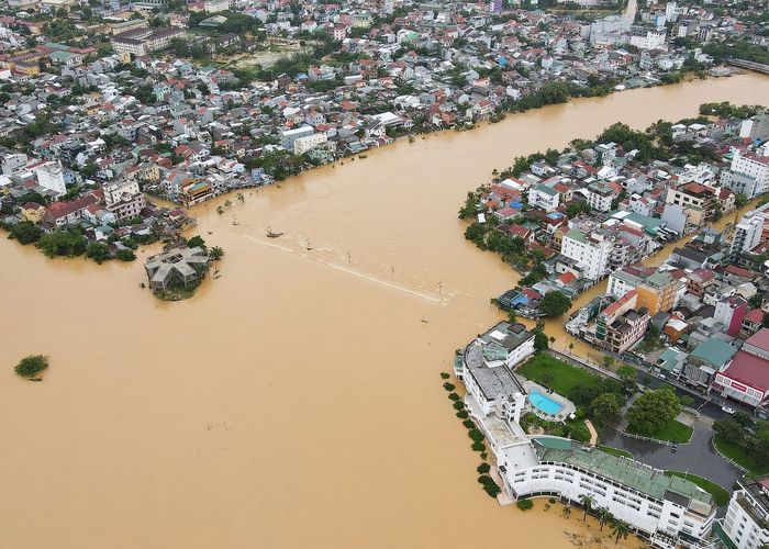 เวียดนามอ่วม น้ำท่วมหนักสุดในรอบ 10 ปี ตายทะลุ 100 อพยพนับแสนครอบครัว