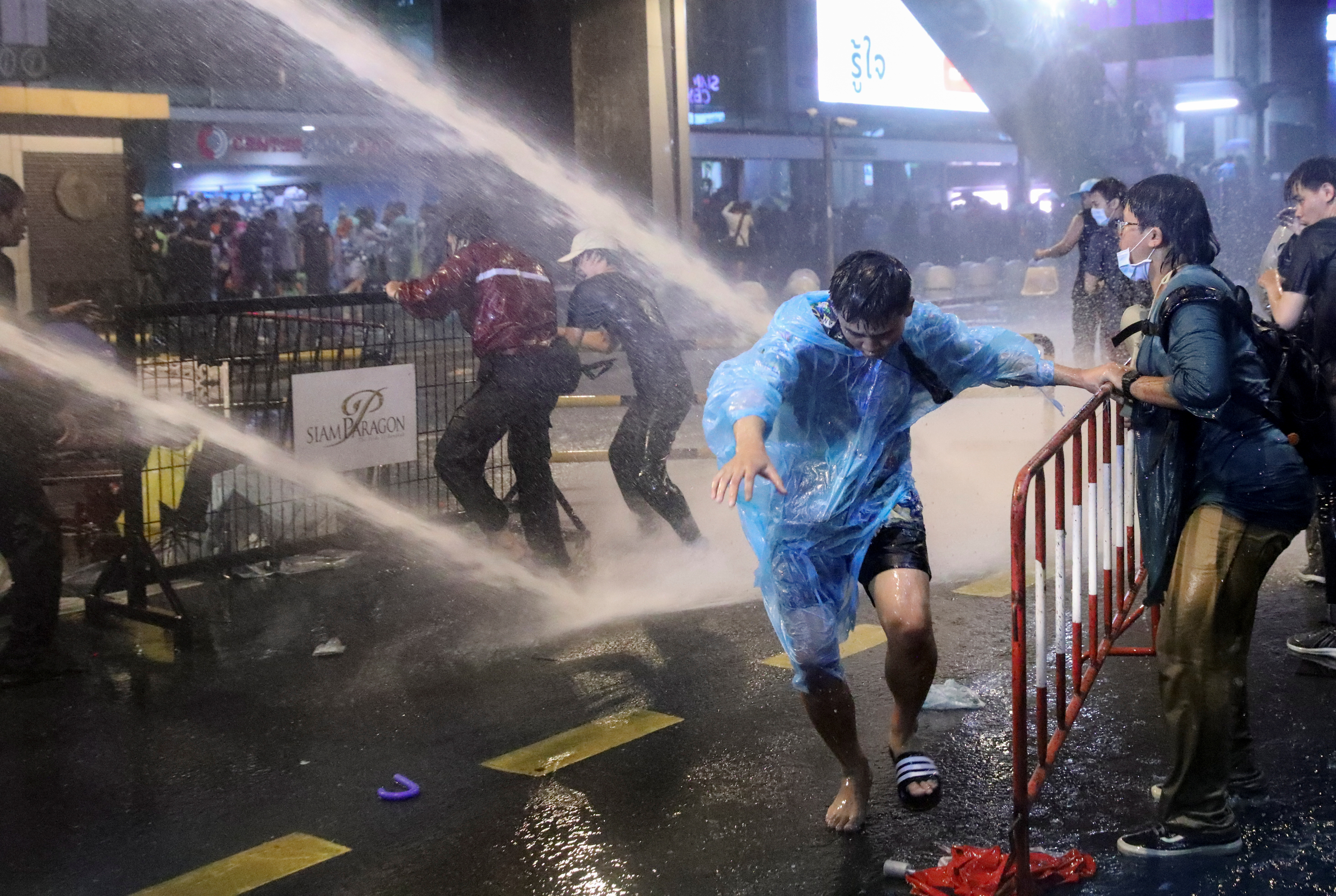 REUTERS-ตำรวจสลายม็อบ 16 ตุลา รถฉีดน้ำ ปืนแรงดันน้ำ รถฉีดน้ำแรงดันสูง คณะราษฎร2563 แยกปทุมวัน