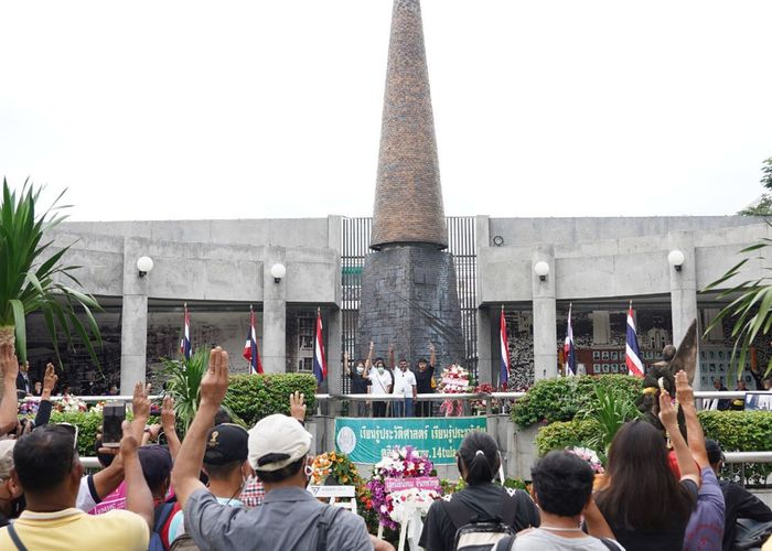 แกนนำการเมืองวางพวงมาลารำลึก 14 ตุลา ขอทุกคนผ่านความขัดแย้งอย่างสันติ