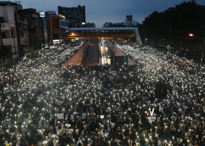 'จ่านิว' ร่วม 'ราษฎร' ผลัดปราศรัยเขย่ารัฐบาล