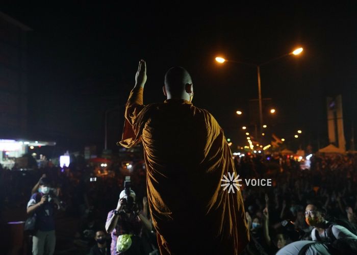 พระขึ้นเวที 'ม็อบศาลายา' ขอพูดเพื่อราษฎร - 'ไผ่ดาวดิน' ย้ำเจรจาได้ 'ประยุทธ์' ต้องออกไป