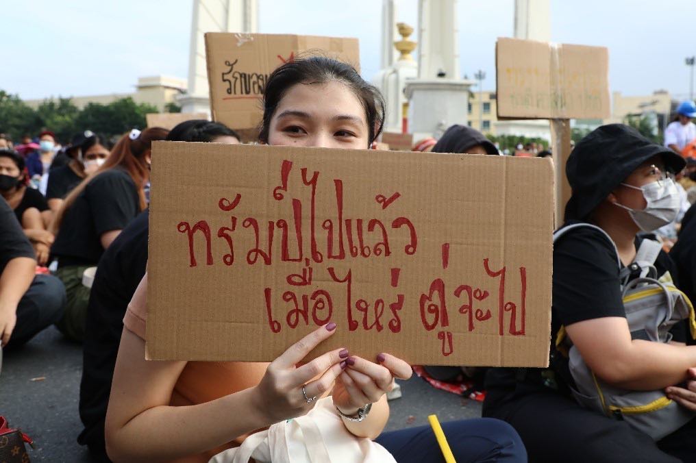 ม็อบ คณะราษฎร อนุุสาวรีย์ประชาธิปไตย ประยุทธ์ โดนัลด์ ทรัมป์ 13837219777846_4494591177303142892_n.jpg