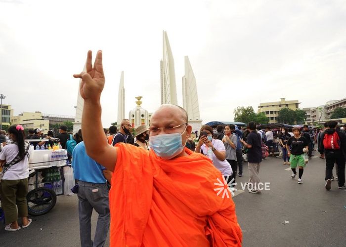 พระร่วมม็อบราษฎร ย้ำขอยกระดับ ปชต.ในวงการสงฆ์ ถาม 'อดีตพุทธะอิสระ' ผิดหรือไม่