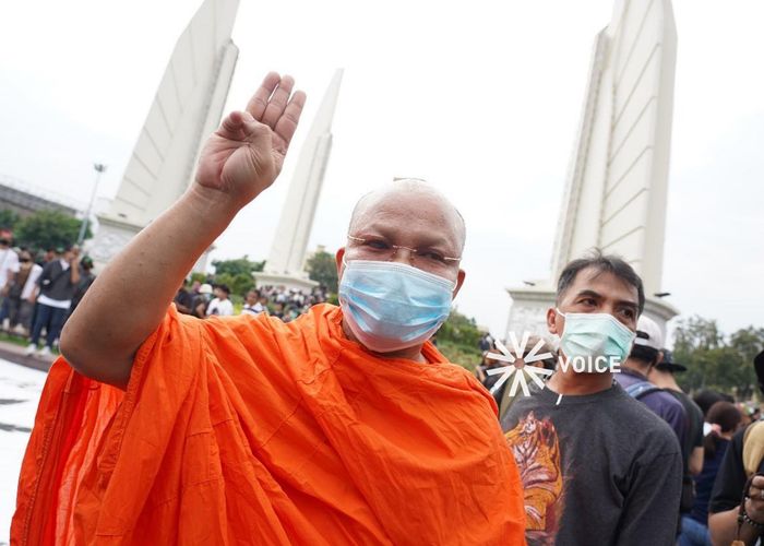 'วิษณุ' ชี้ พระชู 3 นิ้ว ไม่ผิดพระธรรมวินัย - 'อนุชา' สั่ง พศ.ตรวจสอบพระร่วมม็อบ