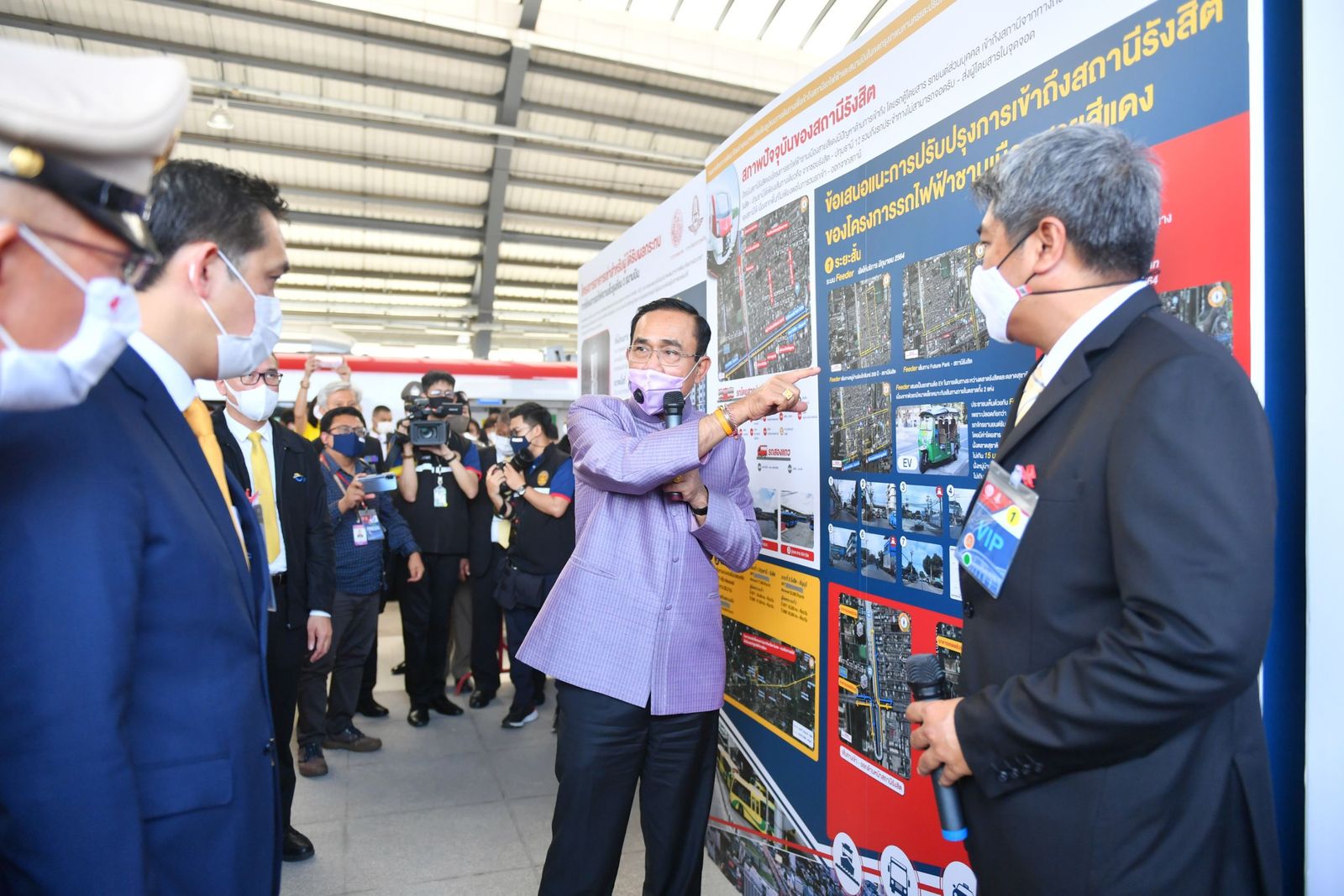 ประยุทธ์ รถไฟฟ้าสายสีแดง สถานีกลางบางซื่อ และโครงการระบบรถไฟฟ้าชานเมือง (สายสีแดง)01215165556000000.jpg