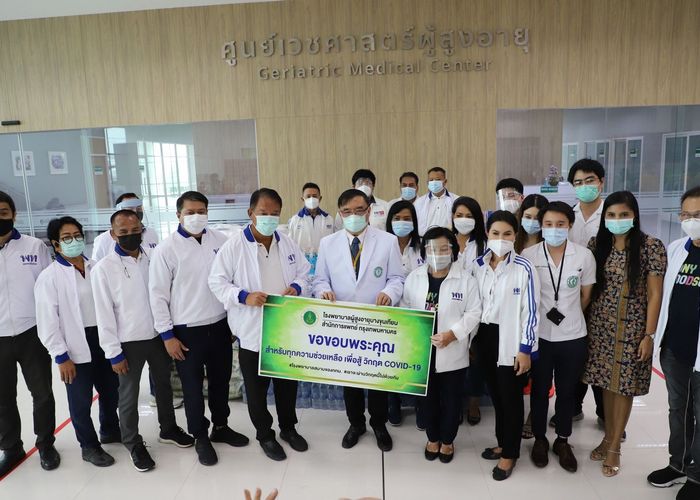 ‘เพื่อไทย’มอบของใช้ให้โรงพยาบาลสนาม ซัด กทม.ระบบรวมศูนย์ส่งต่อผู้ป่วยช้า