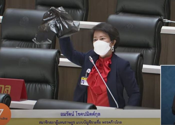 ‘อมรัตน์’ สุดทนวิกฤตตำรวจ มอบถุงดำให้ ‘ประยุทธ์’ ไปใช้