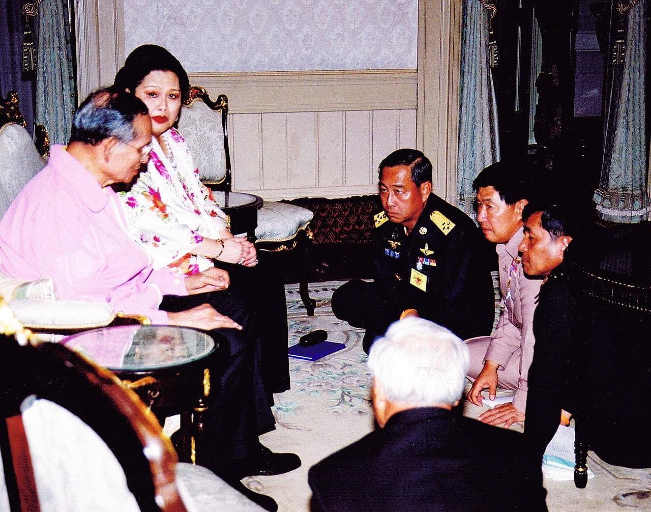 พระบาทสมเด็จพระเจ้าอยู่หัว ในหลวง สนธิ บุญรัตกลิน รัฐประหาร 19 กันยายน 2549 เปรม 47839989472_6711710564881967434_n.jpg