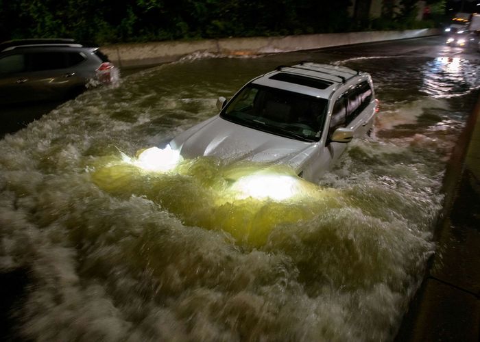 ฝนถล่มนิวยอร์ก ระดับน้ำฝนสูงที่สุดในรอบ 94 ปี ตายอย่างน้อย 9 ราย