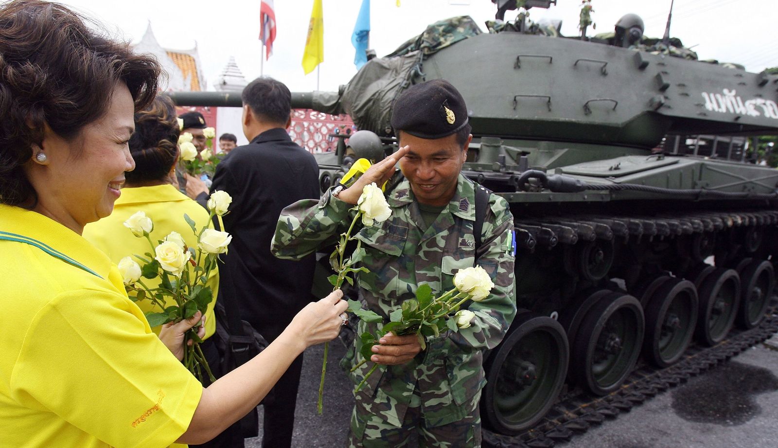 AFP รัฐประหาร 19 กันยายน 49 ทักษิณ เสื้อเหลือง 3000.jpg