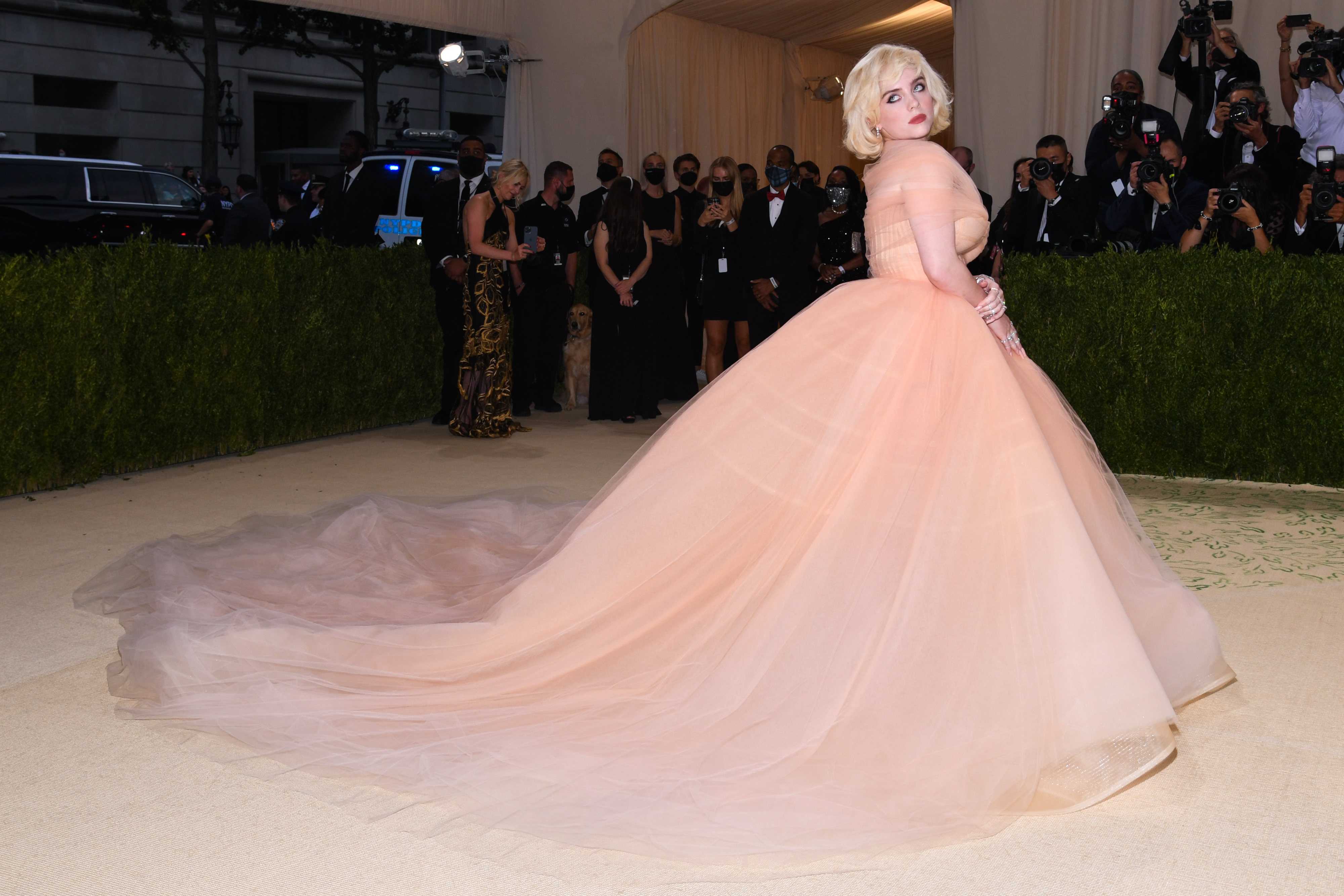 Reuters - Met Gala 2021 เมตกาล่า บิลลี ไอลิช