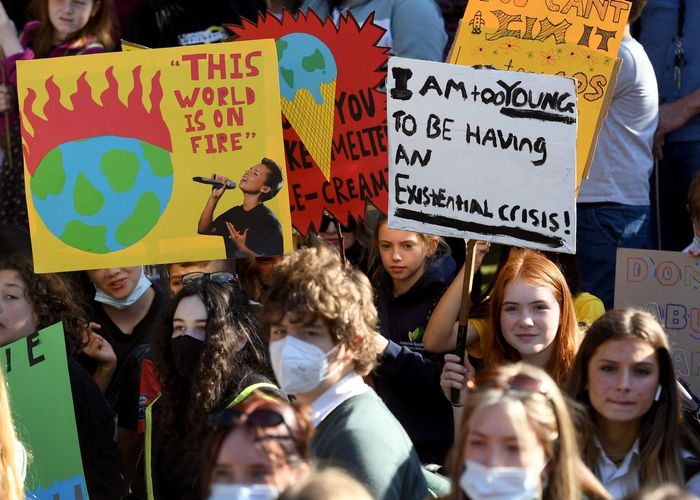 คนหนุ่มสาวทั่วโลกวิตกกังวลเรื่องวิกฤตภูมิอากาศ รู้สึกว่ารัฐบาลหักหลังและเพิกเฉย