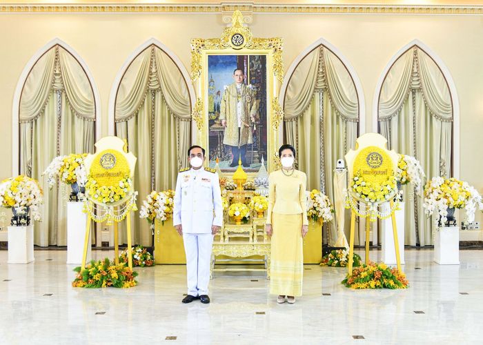 'ประยุทธ์' และคณะ วางพวงมาลาและถวายบังคมวันคล้ายวันสวรรคต ร.9