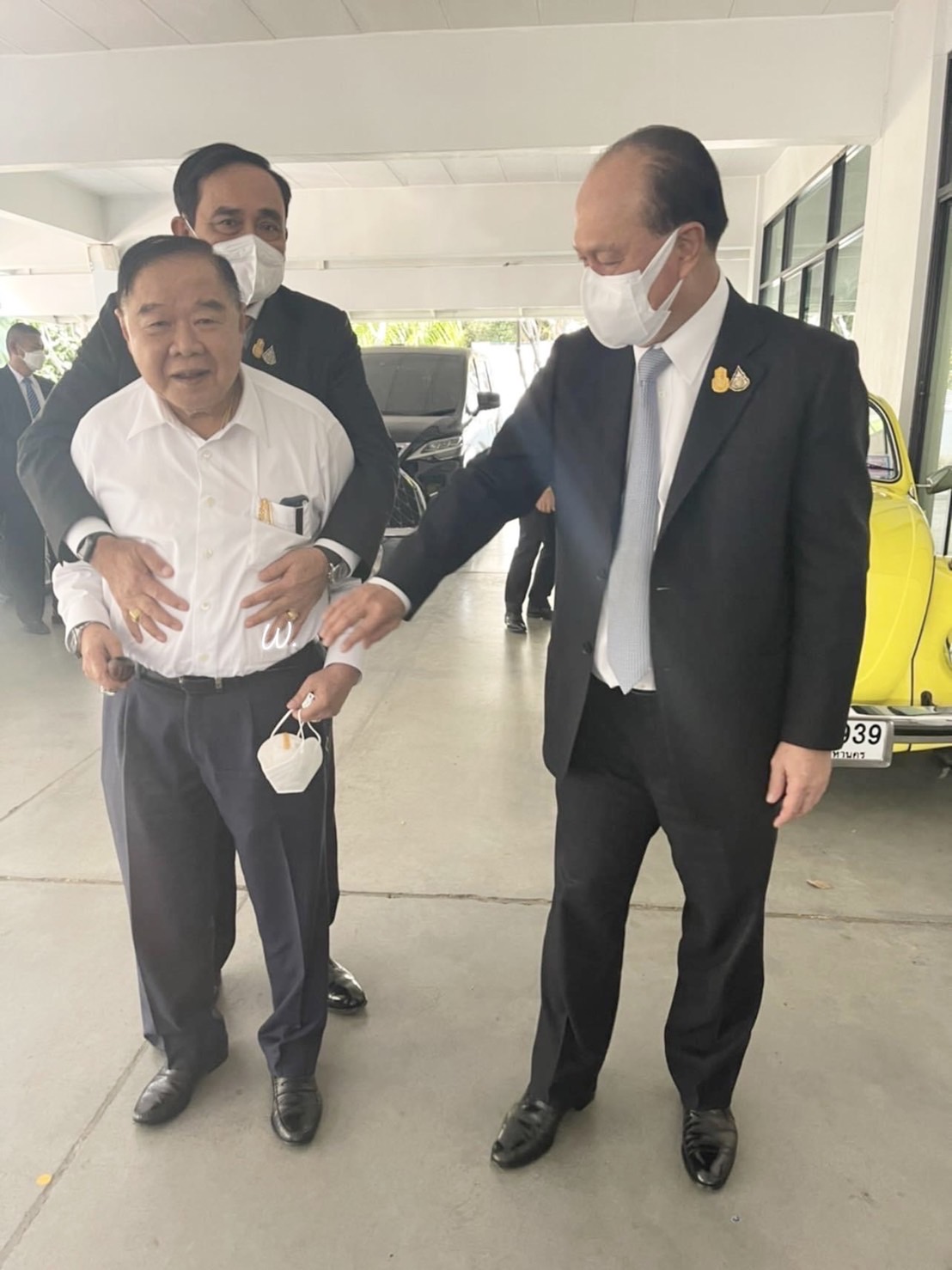 ประยุทธ์ ประวิตร อนุพงษ์  78FFC15B53C.jpeg