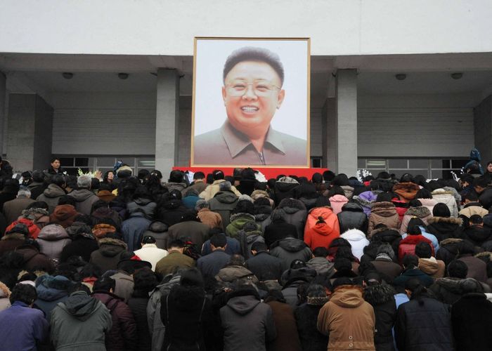 เหลือแต่ห้ามกะพริบตา เกาหลีเหนือสั่งประชาชน ‘ห้ามหัวเราะ’ เหตุครบรอบ 10 ปี ‘คิมจองอิล’ ตาย