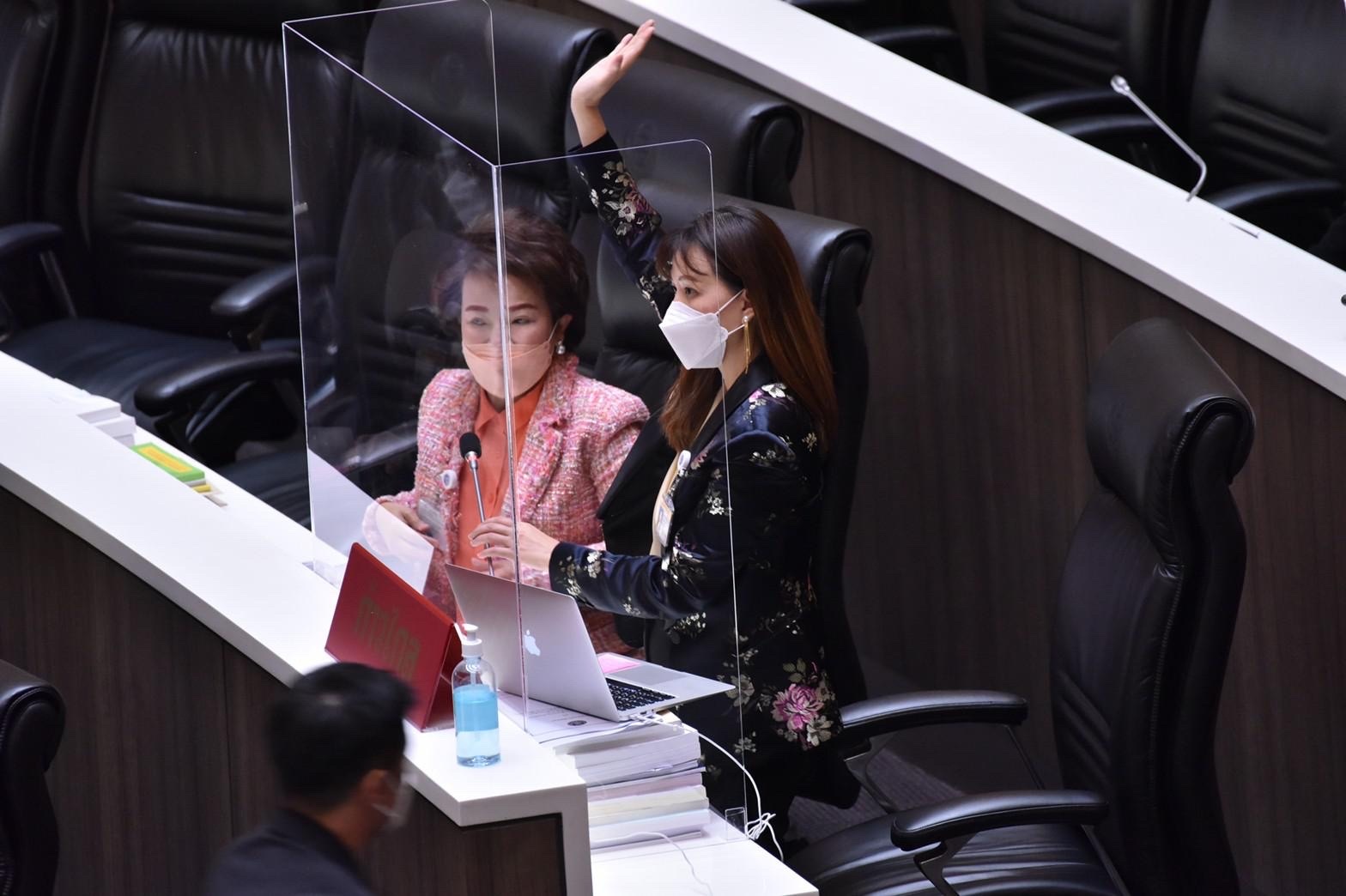 วรรณวรี ประชุมสภา ก้าวไกล อมรัตน์ -03D3FBBE82B1.jpeg