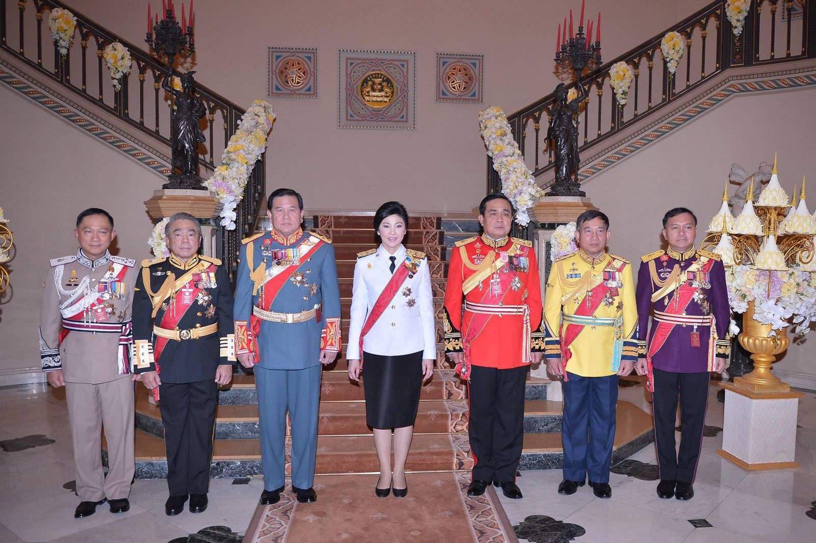 ยิ่งลักษณ์ ประยุทธ์ ผู้นำเหล่าทัพ รัฐประหาร ทำเนียบรัฐบาล ไทยคู่ฟ้า -3982-4EFD-B0C3-BED0EAC9500D.jpeg
