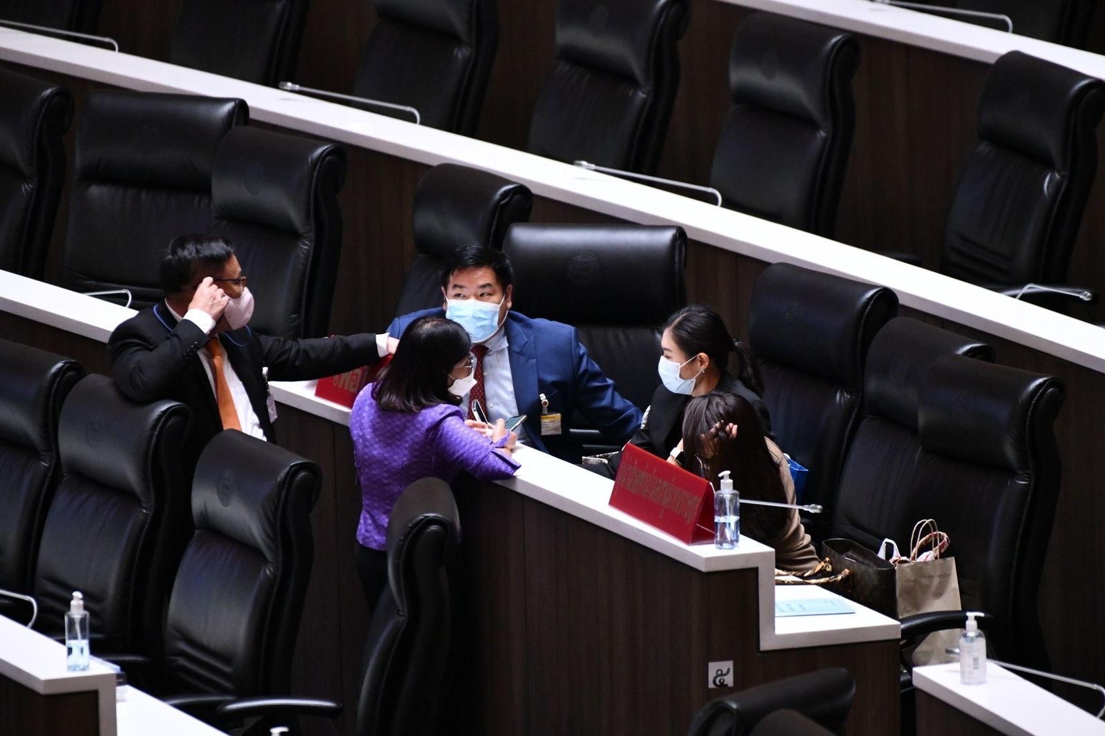 เพื่อไทย จิราพร ประชุมสภา -A42A-52EF8BA902C6.jpeg