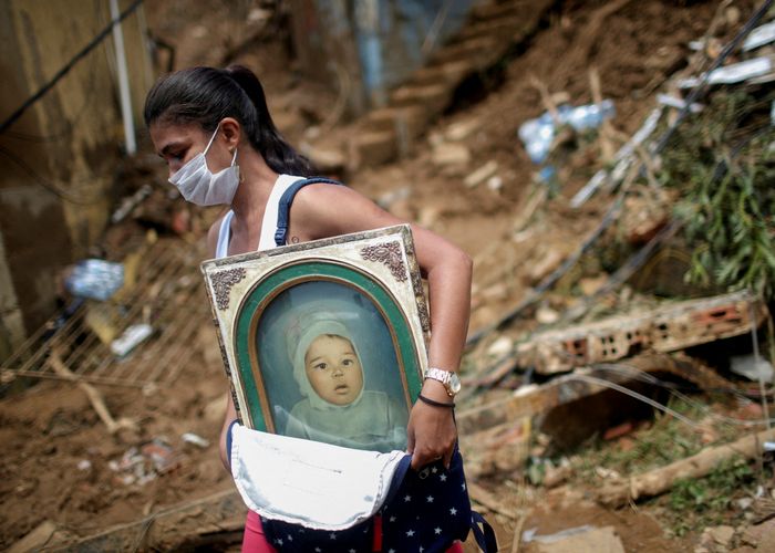 บราซิลเจอน้ำท่วมดินถล่มหนัก ยอดตายพุ่งเกินร้อย ผู้รอดชีวิตขุดศพคนรักออกจากโคลน