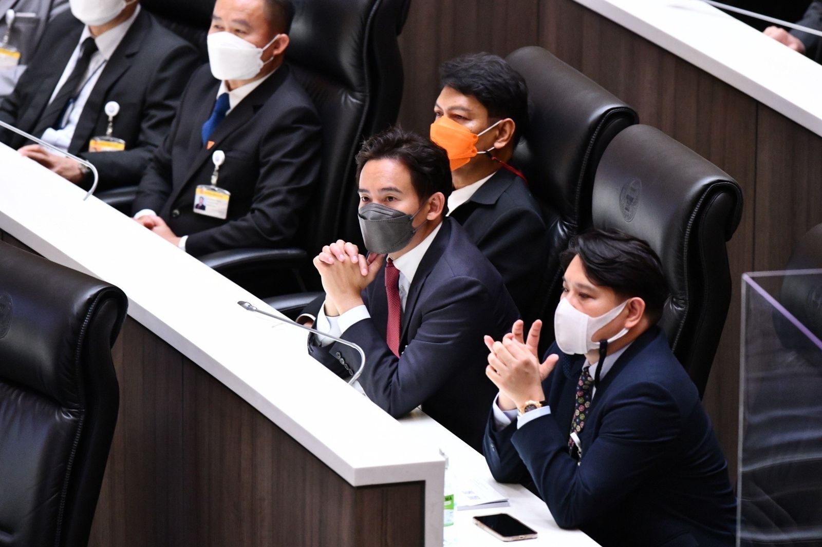 พิธา ก้าวไกล ประชุมสภา 4F20-BED5-B78EFF29F307.jpeg