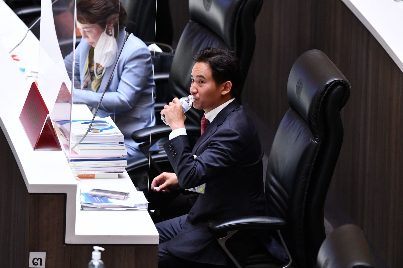 พิธา ประชุมสภา -F21B-4D85-9804-9F0463EF5369.jpeg