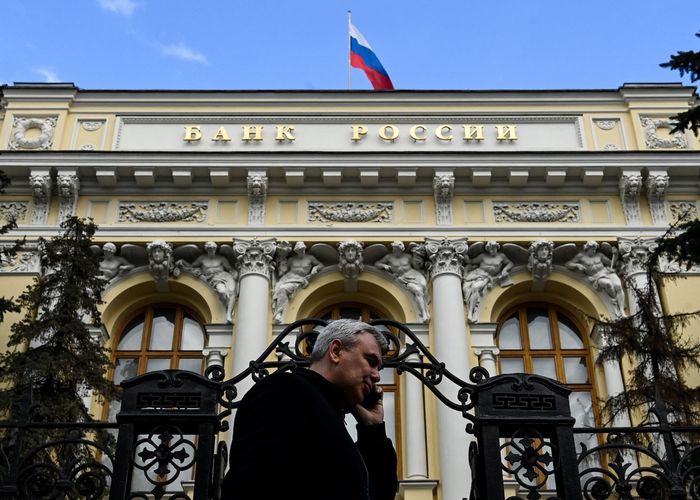 ธนาคารกลางรัสเซียขึ้นดอกเบี้ย 20% ปกป้องเงินรูเบิล หลังนานาชาติคว่ำบาตร