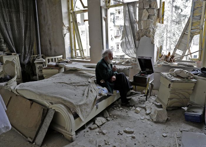 สงครามกับความสูญเสีย ครบรอบ 5 ปีภาพดัง ชายชราดูดไปป์ฟังเพลงในซากบ้านหลังสงครามซีเรีย