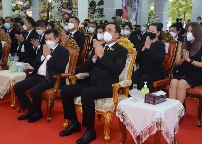 ‘ประยุทธ์’-พรรคร่วม รบ. ร่วมงานศพ ‘พรพิมล’ ลูกสาว ‘ชัช เตาปูน’