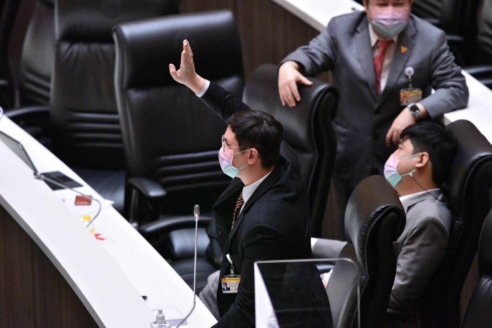 รังสิมันต์ โรม ก้าวไกล ประท้วง ประชุมสภา A08-A5A3EDBA0B11.jpeg