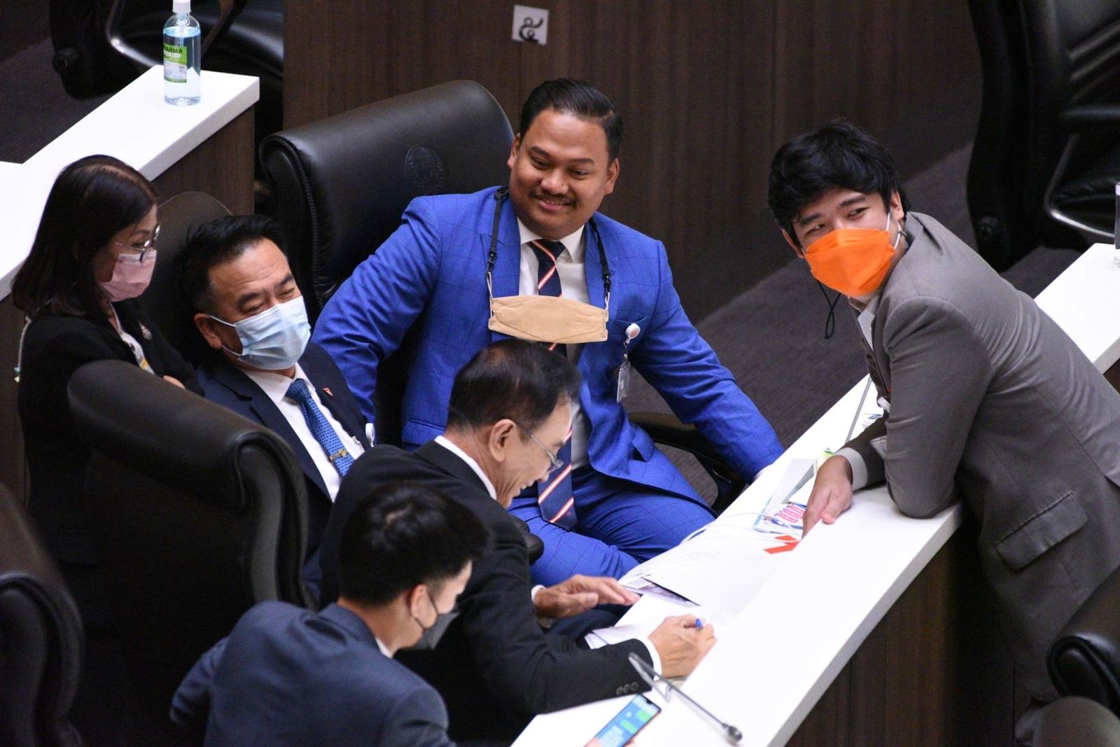 ณัฐชา ก้าวไกล ประชุมสภา -7F7B-44F9-A28F-5891C52C732C.jpeg