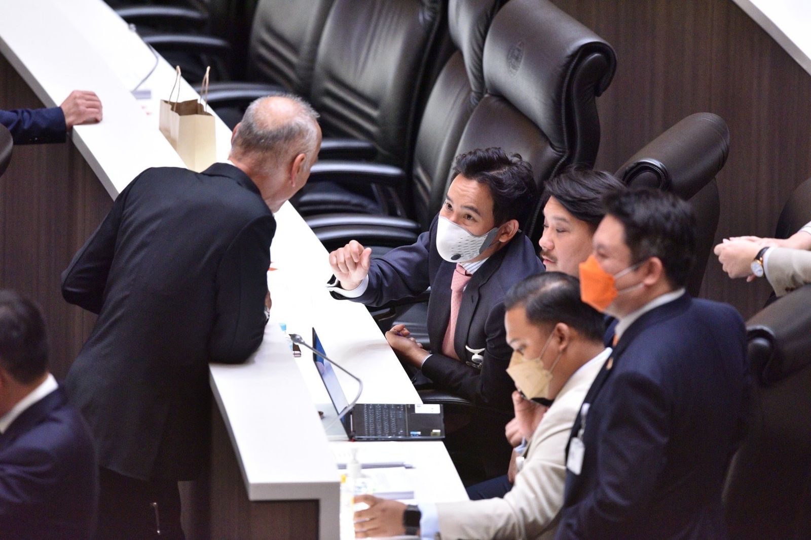 ชาดา พิธา ก้าวไกล ประชุมสภา -032B-4AB2-8758-EADA8D6EA904.jpeg