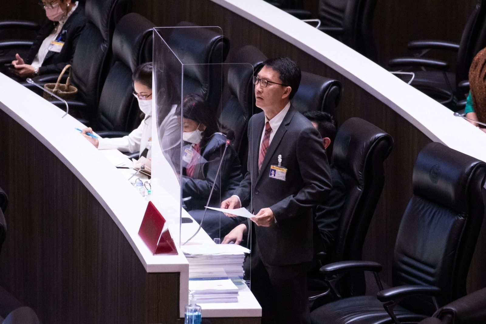 เลิศศักดิ์ เพื่อไทย ประชุมสภา -D958-43A8-8AE0-24A8BAEEA5B3.jpeg