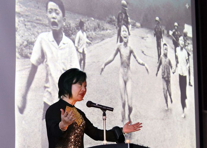 ‘เด็กหญิงนาปาล์ม’ ในสงครามเวียดนาม ได้รับการรักษาแผลไหม้หลังทรมานมา 50 ปี
