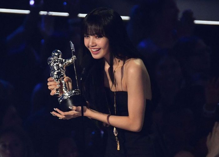 ​LISA ทุบสถิติศิลปินเดี่ยวคนแรกคว้ารางวัล Best K-POP จากเวที MTV VMAs 2022