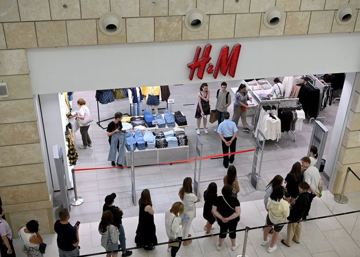 ชาวมอสโกแห่ต่อคิวรอซื้อ H&M ถล่ม หลังฟาสต์แฟชั่นสวีเดนหยุดขายสินค้าในรัสเซีย