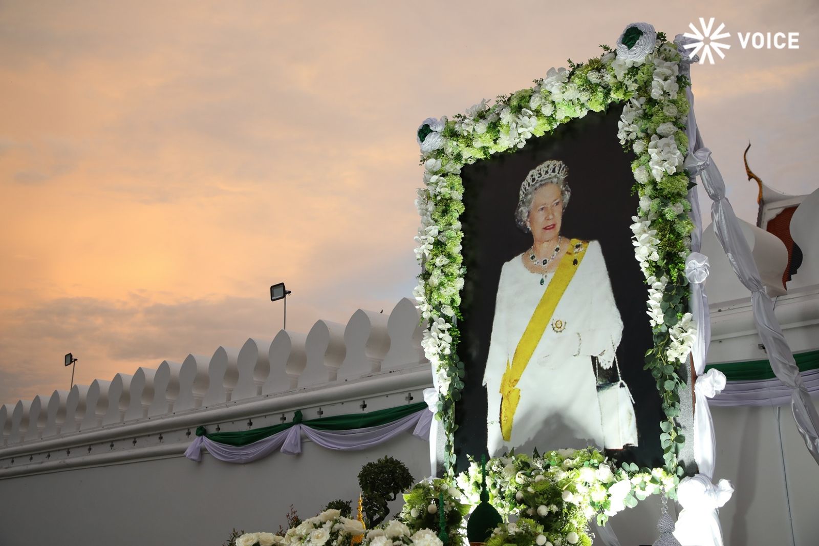 ควีน เอลิซาเบธ LINE_ALBUM_ตั้งพระบรมฉายาลักษณ์ _QueenElizabethII_220919_1.jpg