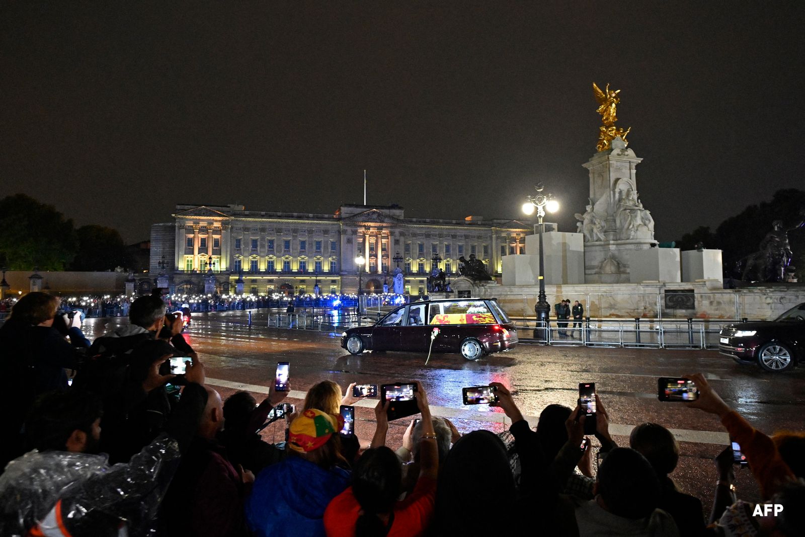 AFP - สมเด็จพระราชินีนาถเอลิซาเบธที่ 2 สวรรคต พระราชวังบักกิงแฮม