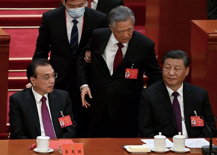 อดีตผู้นำจีน ‘หูจิ่นเทา’ ถูกเชิญตัวออกจากที่ประชุมสมัชชาพรรคคอมมิวนิสต์ โลกจับตาเกิดอะไรขึ้น?