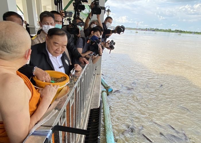 ‘ประวิตร’ ย้ำรัฐบาลเห็นใจน้ำท่วมนาน เรียก ส.ส.โผล่วันเกิด ‘เนวิน’ กลับ พปชร.