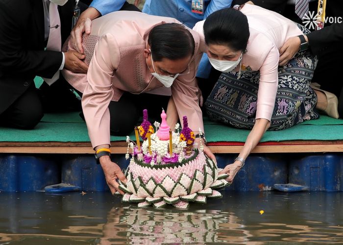 ‘ประยุทธ์’ลอยกระทง ไร้เงา 'ประวิตร' อธิษฐานขอประเทศหมดทุกข์ ไล่สิ่งชั่วไปกับน้ำ