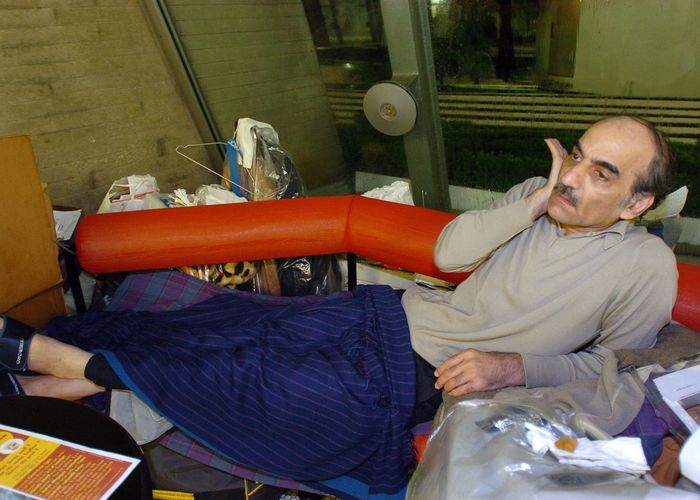 ​ชายผู้ลี้ภัยชาวอิหร่านเสียชีวิตแล้ว หลังใช้ชีวิตในสนามบินปารีสนาน 18 ปี